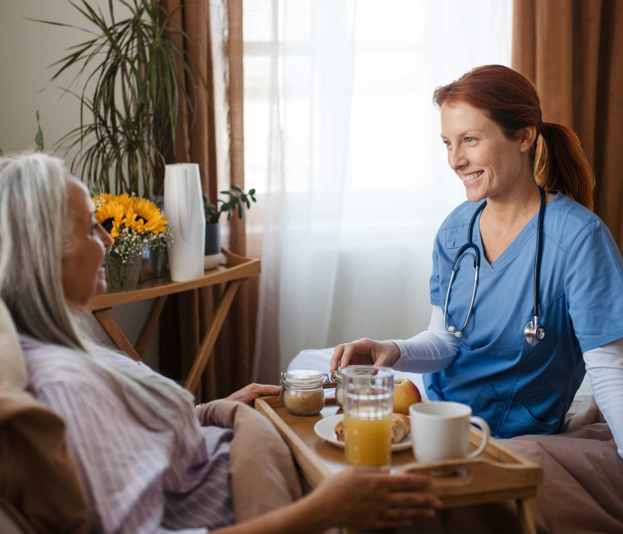 Alimentazione e igiene anziani allettati, come stimolare l’appetito e mantenerli puliti 