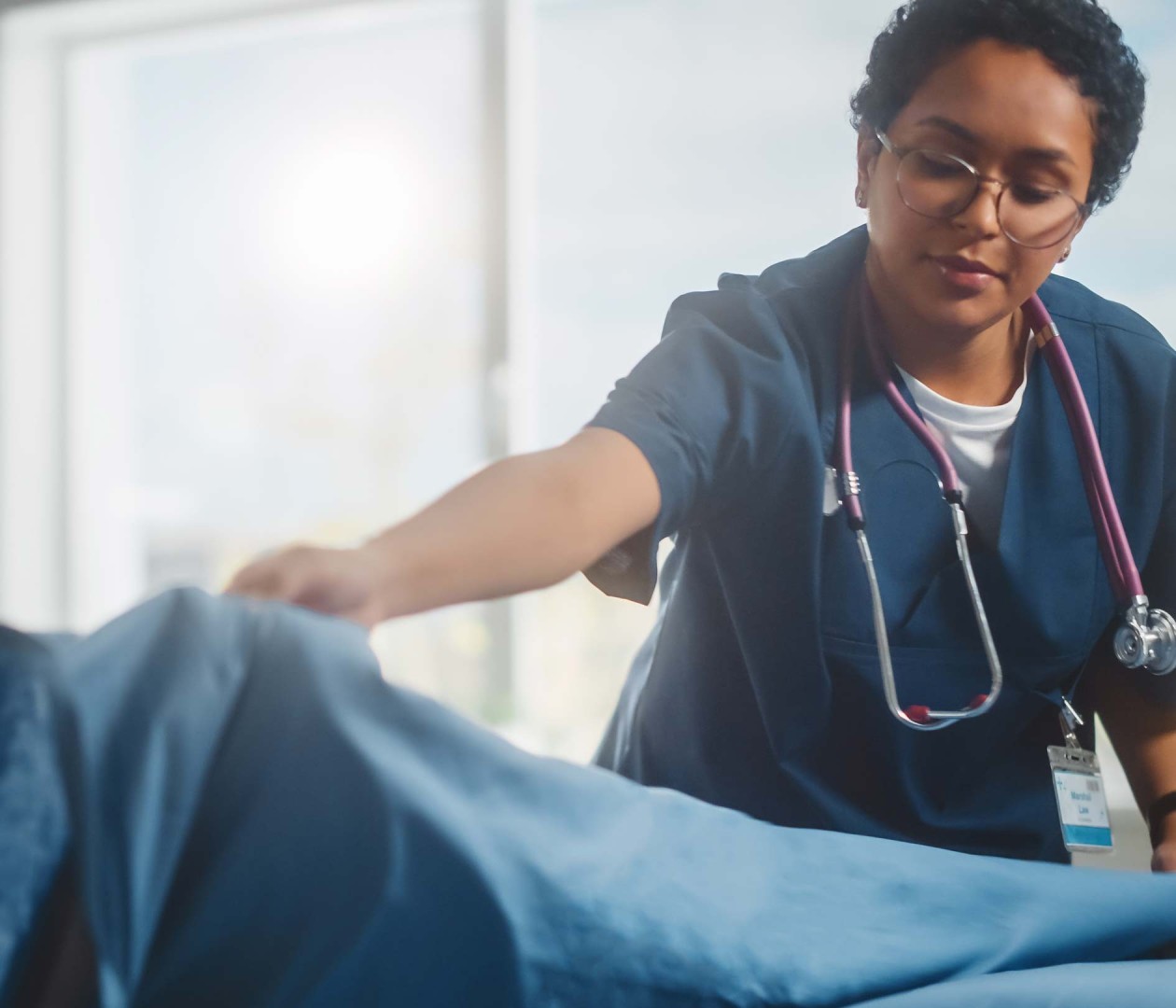 Rifacimento del letto occupato: una guida all’uso per OSS e infermieri 